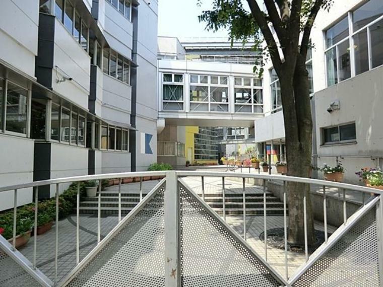 中学校 新宿区立落合中学校 徒歩7分。