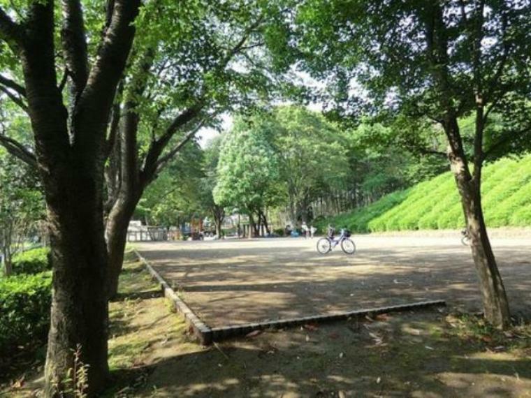 公園 円行公園（斜面地形を利用した竹林、梅を楽しめる庭園的要素を取り入れた公園。楽しく遊べる遊具もあります。）