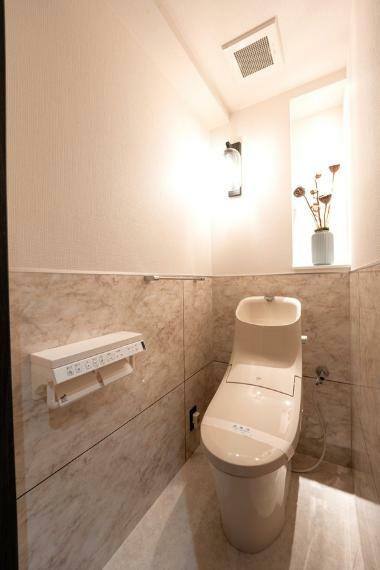 トイレ 快適な温水洗浄便座付きのトイレです。小物を飾ったり収納としても使えるカウンター付き。