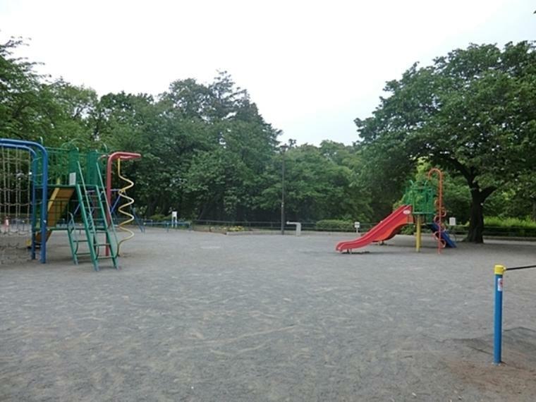 公園 常盤公園 サッカー場、アーチェリー施設、テニスコート、滑り台付きの遊び場のある緑豊かな公園