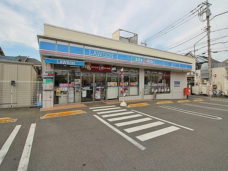 コンビニ ローソン西東京芝久保町四丁目店 24時間営業なので急なお買い物にも便利です。 お弁当やその他軽食、カフェなどの飲み物も販売しています。 駐車場:あり