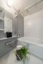 浴室 【浴室】ホワイトを基調とした、清潔感のあるバスルーム。換気乾燥暖房機付きで、雨の日や花粉の季節のお洗濯に便利です。（2024年2月撮影）