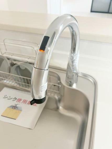 キッチン 蛇口一体型の浄水機能付きなのでウォーターサーバーを設置しなくてもいつでも安全な美味しいお水が使えます
