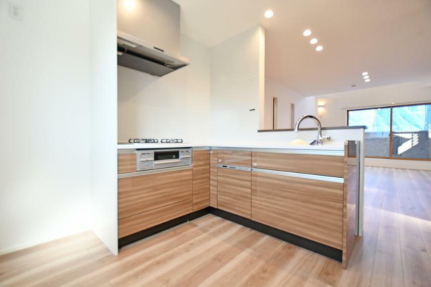 キッチン 2号棟現地写真（「綺麗・使い易い・掃除し易い」。奥様想いのキッチン空間です。優しい温もりを醸し出す対面式キッチンは料理の為の配慮を散りばめられた仕様です）
