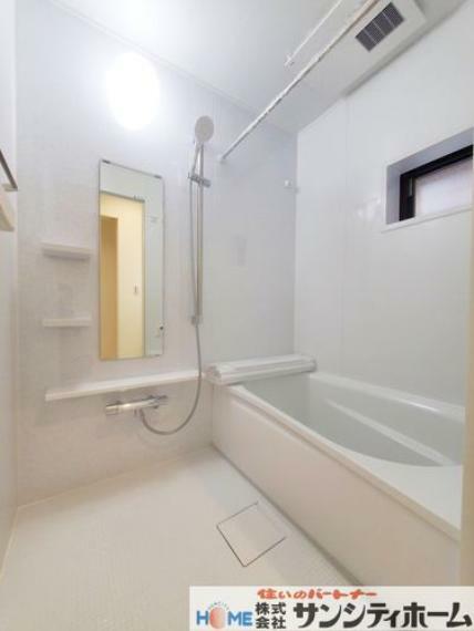 浴室 清潔感あふれるバスルームは一日の疲れを癒してくれます。ゆったりとした浴槽で半身浴をしたり足を伸ばしてご入浴いただけます。