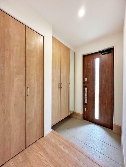 玄関 収納豊富な玄関収納があるので、散らかりがちな玄関もスッキリ片付きます。