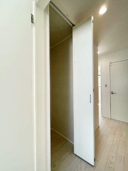 収納 2階廊下収納には、掃除道具や季節の小物を収納することができます。