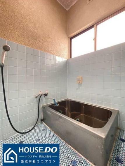 浴室 浴室に窓がることで、換気効果が高まります！大変なお風呂掃除の手間も削減可能!!