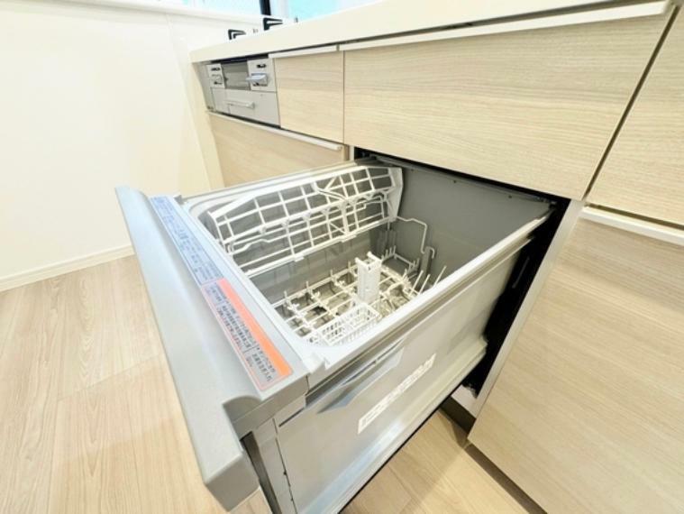キッチン 食洗機は忙しい時や洗い物が多い時、汚れ物がひどいお鍋やフライパンなどに重宝です。