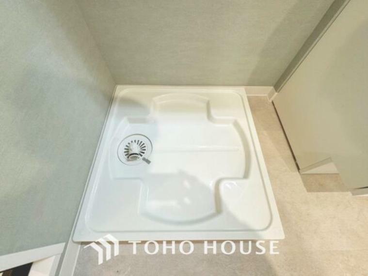 ランドリースペース 「洗濯機置き場」ドラム式の洗濯機を配置しても十分なスペースを確保した洗面所はゆとりある広さの設計となっております。