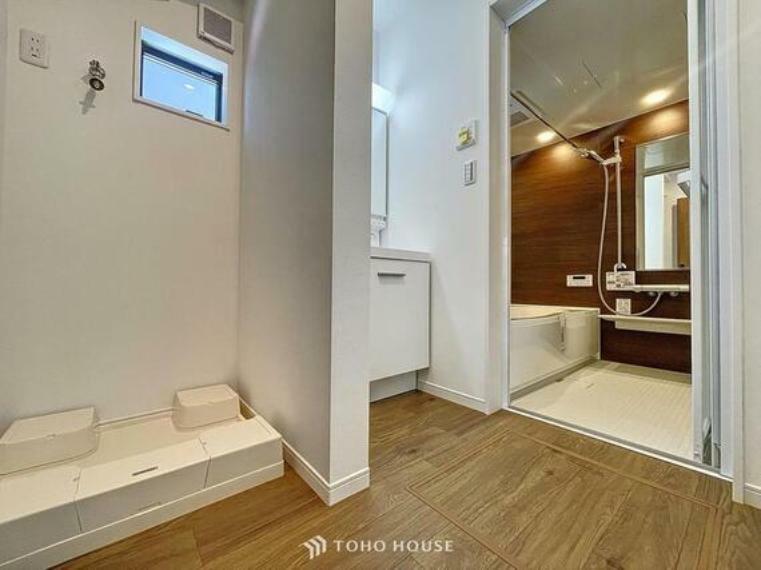脱衣場 「清潔な印象の洗面室」明るく清潔感のある色調で纏められた洗面室は、機能性に富んだ三面鏡を設置。洗濯機置場も完備し、大変充実しております。