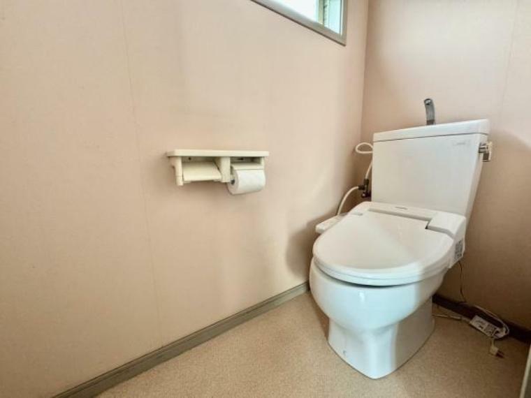 トイレ いつでも快適に使える温水洗浄便座！トイレットペーパーを2巻き設置できるので「紙が無い！」なんてうっかりも回避できます！