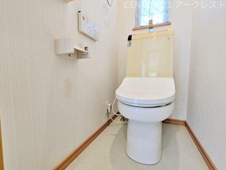 トイレ 小窓付きのため明るいお手洗いスペースです。