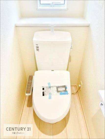 トイレ 温水洗浄便座につき、冬場は便座が暖かくできるので冷たい便座に座らずに済む嬉しい仕様です！シンプルなカラーを基調としているので、お手入れがしやすいです。