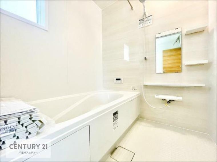 浴室 白を基調とした清潔感のあるバスルーム！快適なバスタイムが送れます！ 1日の疲れをしっかりと癒してくれる素敵なリラクゼーション空間になりそうですね。