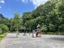 公園 現地から10m～20m。　宮の杜ふれあい公園　当分譲地に隣接している公園。久伊豆神社の豊かな自然を享受し遊具も整備されており、お子さまとのびのび遊ぶことができます。