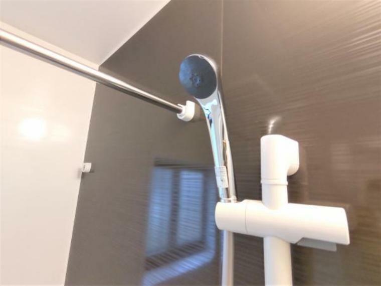 浴室 【同仕様写真】新品交換予定のシャワーヘッド。シャワーヘッド中央は渦を発生させ一気に散水する旋回流のeシャワー、外周はストレートシャワー。二種類のシャワーの組み合わせで、節水と浴び心地のよさを実現。