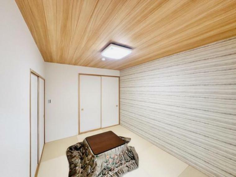 【リビング隣接の和室:約6.5帖】柔らかい畳の敷かれた和室は、お子様とゆっくりくつろげるお昼寝スペース