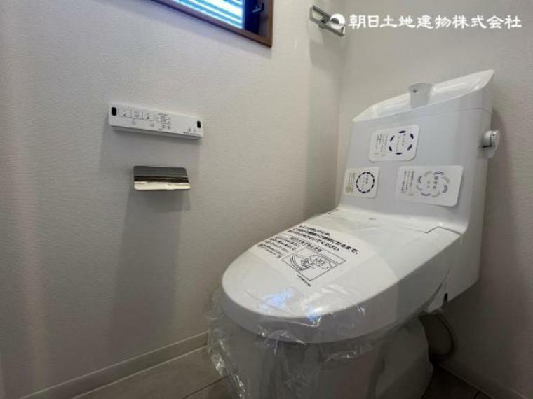 トイレ 温水洗浄機能付き便座で寒い冬場にもとても嬉しい機能です。