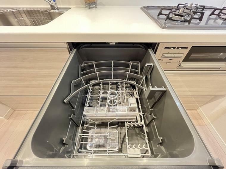 キッチン 後片付けもラクラクな食器洗乾燥機付高温洗浄なので清潔です。