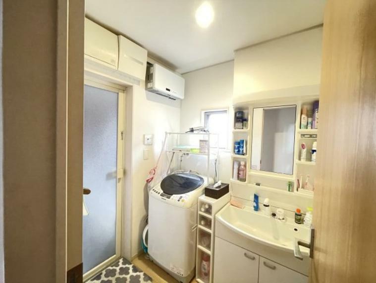 洗面化粧台 洗面所には窓がついており、室内を明るく照らしてくれます。また、窓を開けてこもりがちな室内の換気もできますよ。洗面所と浴室には換気扇も設置されています。洗面台はシャワー付き。収納スペースもあります。