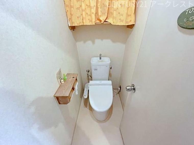 シンプルな内装のスッキリとしたトイレ