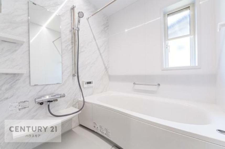 浴室 白を基調とした清潔感のあるバスルーム！快適なバスタイムが送れます！ 1日の疲れをしっかりと癒してくれる素敵なリラクゼーション空間になりそうですね。