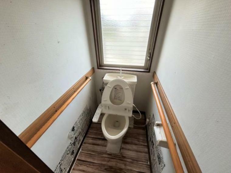 トイレ 【6月30日まで現況販売】1階トイレ。水回りの汚れが気になる方はリフォーム提案も可能ですのでお気軽にご相談ください。