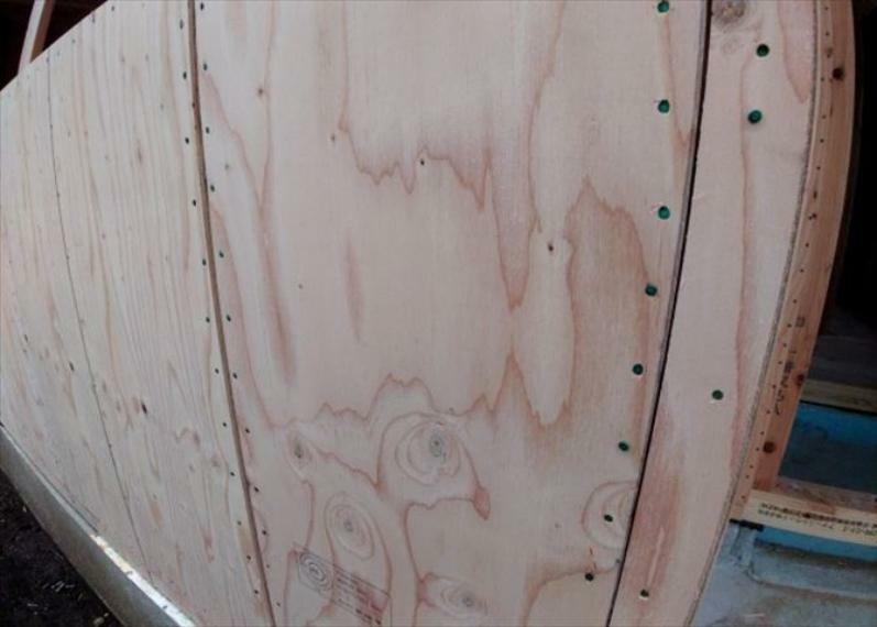 建物建築の外壁の主流となっているサイディング仕様は、板を外壁に貼り合わせる施工方法です。金属系・木質系・窯業系があり、断熱性や耐用性などが異なります。外壁の色やデザインなど詳細は現地でご確認ください。