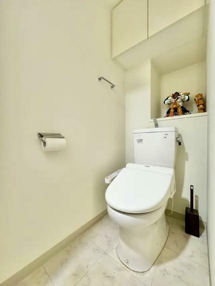 トイレ 【トイレ】 収納スペースをしっかりと確保した温水洗浄便座機能付きトイレ。温水洗浄便座は清潔にお使いいただくための大切なアイテムです。