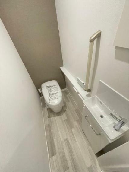 トイレ ウォシュレット付きの綺麗なトイレです。収納付きで使いやすいデザインです。