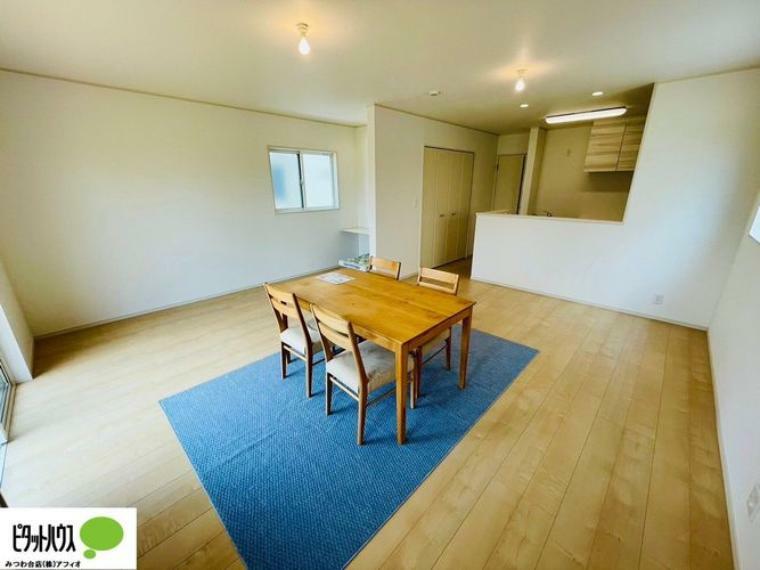 居間・リビング 19.7帖のリビングは、家具の配置が考えやすい長方形型です。過ごしやすい家族みんなの憩いの場に。