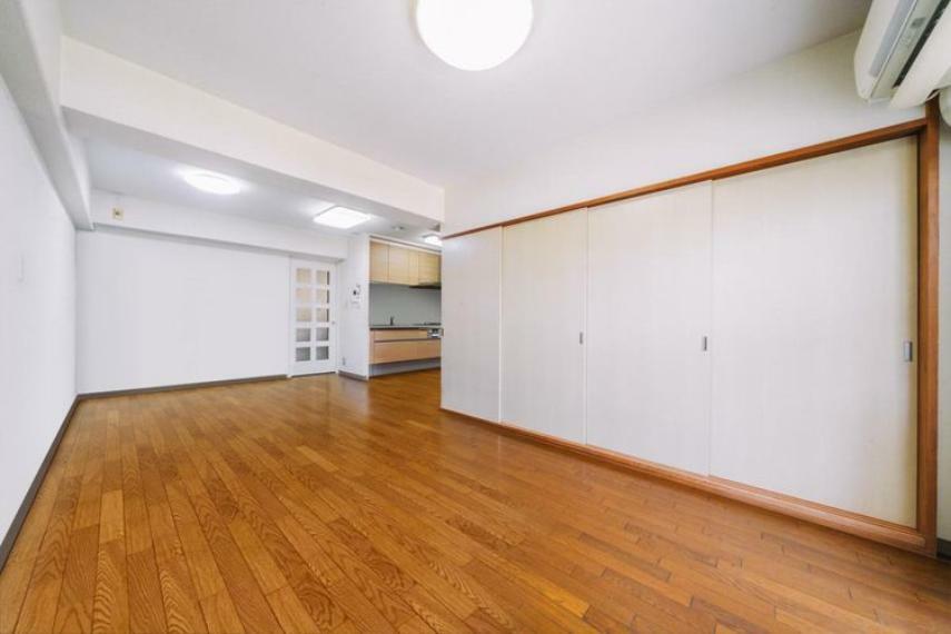 居間・リビング LDK※画像はCGにより家具等の削除、床・壁紙等を加工した空室イメージです。