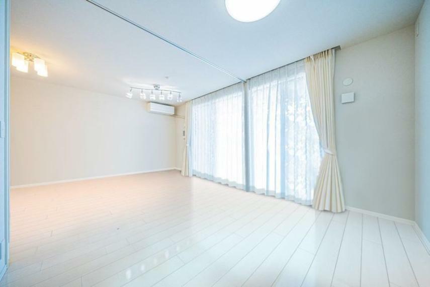 居間・リビング 清潔感のある明るいフローリングがお部屋に馴染み、心地よい空間を演出します。※画像はCGにより家具等の削除、床・壁紙等を加工した空室イメージです。