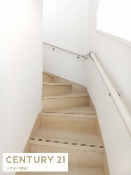 白い手すりがついた階段（2023年6月撮影）