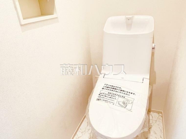トイレ 6号棟　トイレ　【富士見市鶴瀬東2丁目】爽やかな空間を保ちたいトイレはオフホワイトでまとめました。毎日使う場所だからこそ清潔感のある白が映えます。