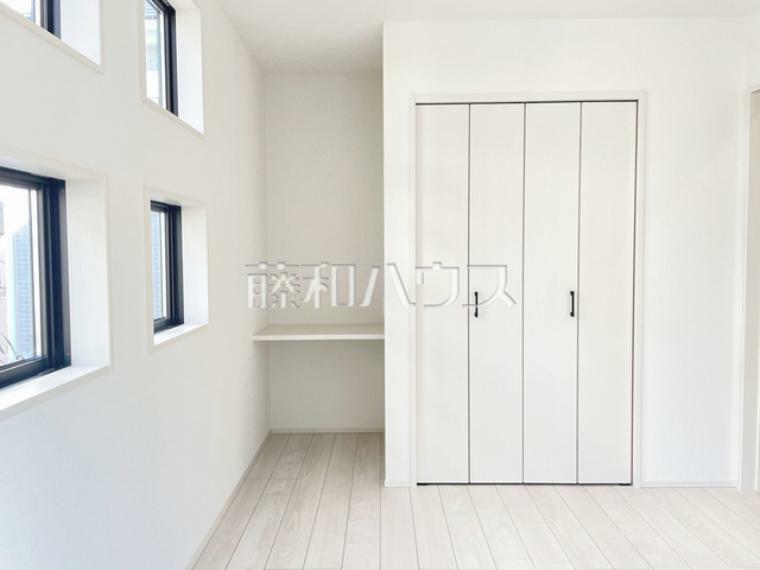 収納 10号棟　収納　【富士見市鶴瀬東2丁目】各居室にはクローゼットを完備し、家具を置くスペースが確保しやすい設計がされております。