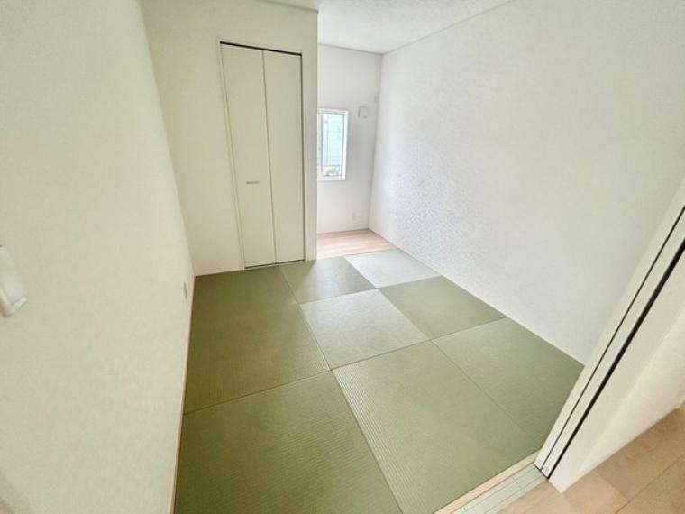 和室 琉球畳が心地よさを演出する、5.2帖の和室。伝統と現代の融合が生み出す、心安らぐ空間となっています。