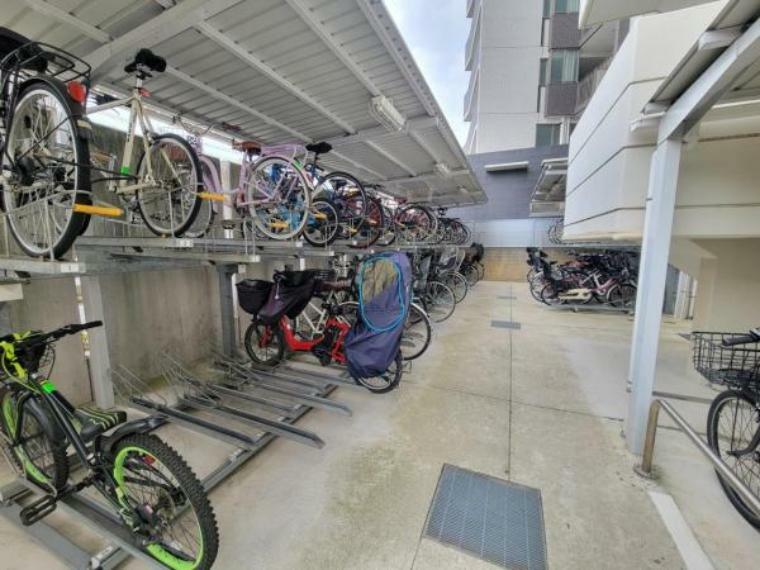 駐輪場 自転車ラックがある駐輪場なので、出し入れしやすくきれいに整理されています。