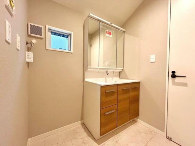 キッチン 三面鏡の裏側は、洗面用具などの小物が置ける収納棚です。洗面ボウル下にも収納を設置！