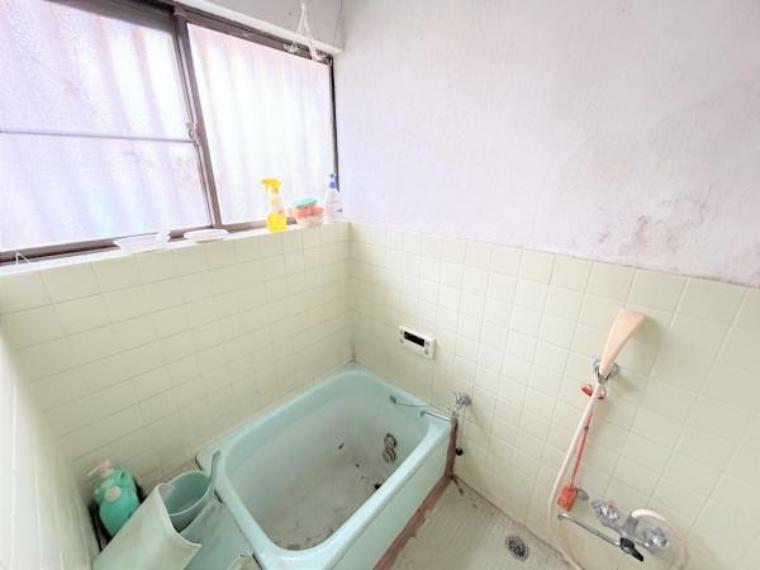 浴室 【リフォーム中写真6/17撮影】ゆったり寛げる1坪の新品ユニットバスに交換予定。自動湯張り・追い焚き機能付き、いつでも温かいお風呂に入れます。床は水はけが良く毎日のお掃除もスムーズです。