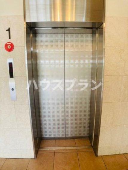 エレベーターは高層階や重い荷物を運ぶ際に便利です。 安全性や利便性を高め、身体的な負担を軽減します。 また、高齢者や身体障害者にとっては特に重要で、バリアフリーの利用環境を提供します。