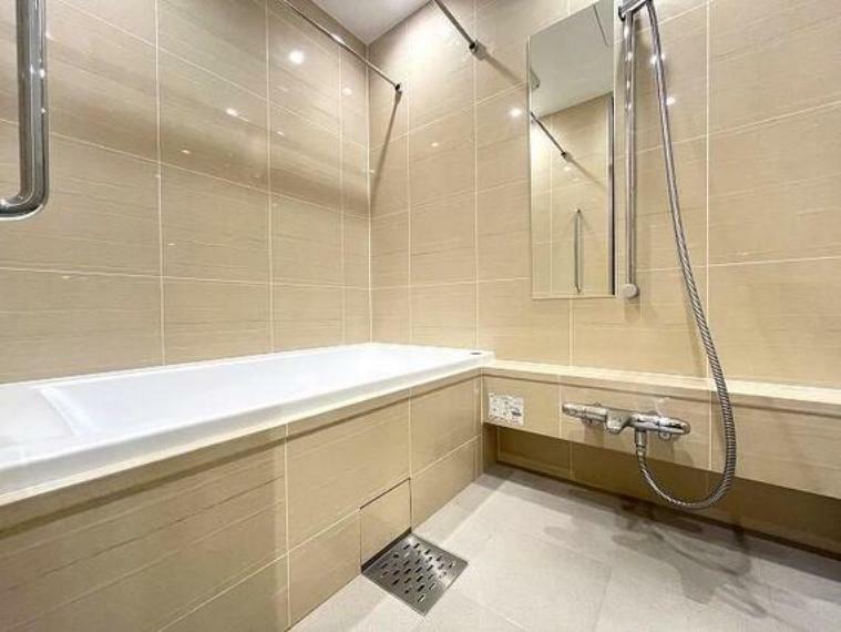 浴室 モダンなデザインのバスルームは、広々として快適なリラックス空間を提供します。