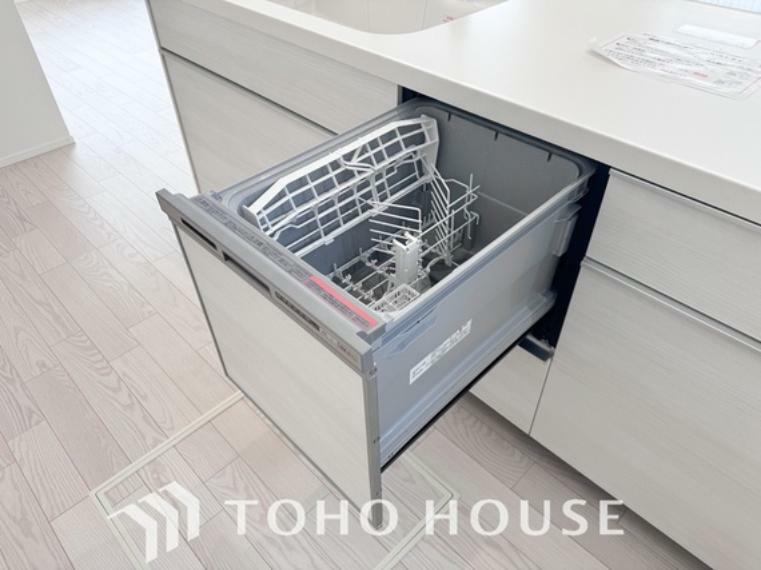 ビルトイン食器洗浄乾燥機付きのシステムキッチン。毎日の家事負担を軽減する嬉しい設備です。