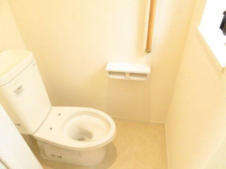 トイレ 2階トイレ:小窓と手すりが付いた個室。温水洗浄便座のトイレが付きます。1階にもトイレ完備。（2022年1月25日　新築時の撮影）