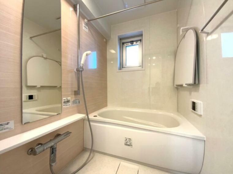 浴室 浴室には窓が有り、湿気を逃すことができるので、いつもカラッと清潔に保てます。