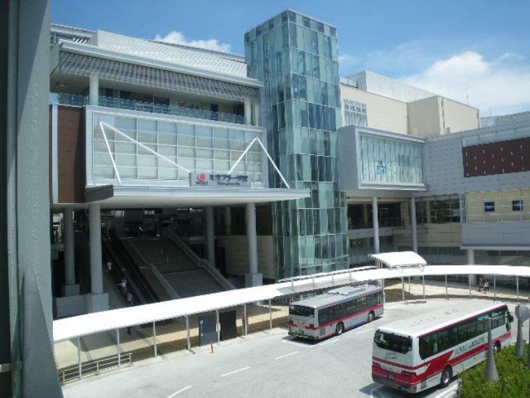 たまプラーザ駅（たまプラーザ駅（駅周辺は大型商業施設が充実。電車で「渋谷」駅まで30分圏内、各方面への路線バス、空港への直行バスなども運行するたまプラーザ駅は、まさに利便性と住みやすさを兼ね備えた街の玄関口です））