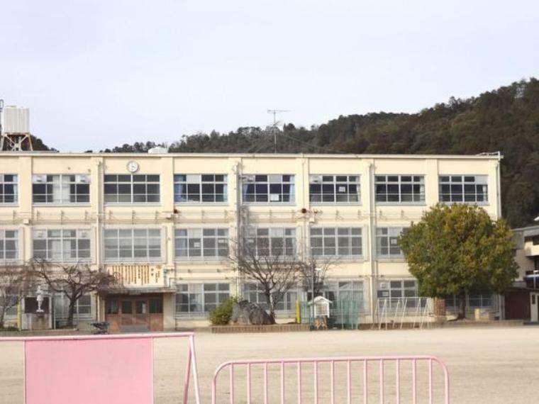 小学校 京都市立上賀茂小学校 上賀茂児童館も併設されています。