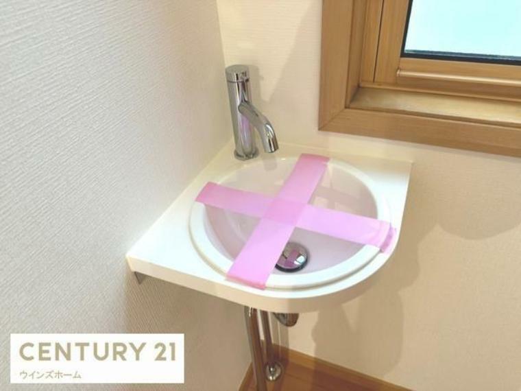 洗面化粧台 1階トイレ横にはセカンド洗面台が設置されており衛生的。新規交換済！