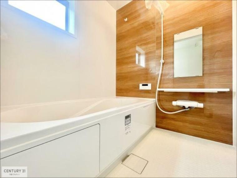 浴室 落ち着いた色味の清潔感のあるバスルームです！快適なバスタイムが送れます！小窓付きで換気もスムーズ！